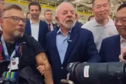 Lula mostra tatuagem fotógrafo a Ricardo Stuckert e faz brincadeira
