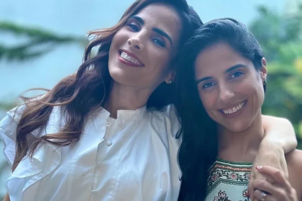 Camilla Camargo e Wanessa posam juntas e sorridentes - Metrópoles