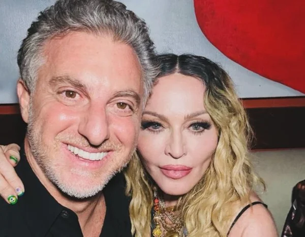 Foto colorida do Luciano Huck e Madonna - Metrópoles