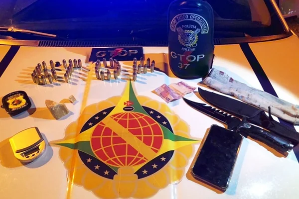 Munições, drogas, facas e balanças encontradas com jovem de 19 anos preso pela sétima vez