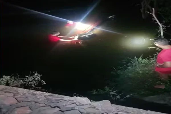 Imagem colorida de bombeiros retirando o corpo de uma mulher do carro submerso - Metrópoles