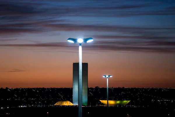 Problemas com iluminação pública no DF? Saiba como buscar atendimento