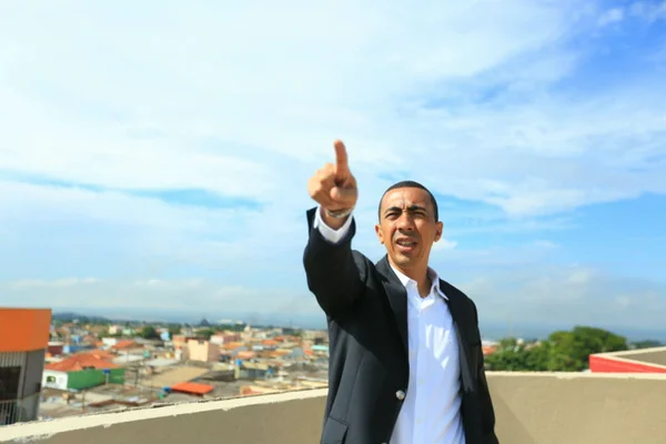 A concorrência despacha ao lado. Vice-governador do DF, Renato Santana, trabalha para ser protagonista no Buriti