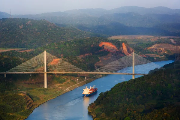 Imagem colorida do Canal do Panamá