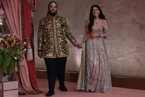 Foto colorida de homem e mulher com traje indiano - Metrópoles