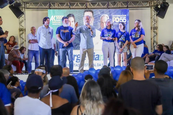 palco e pessoas