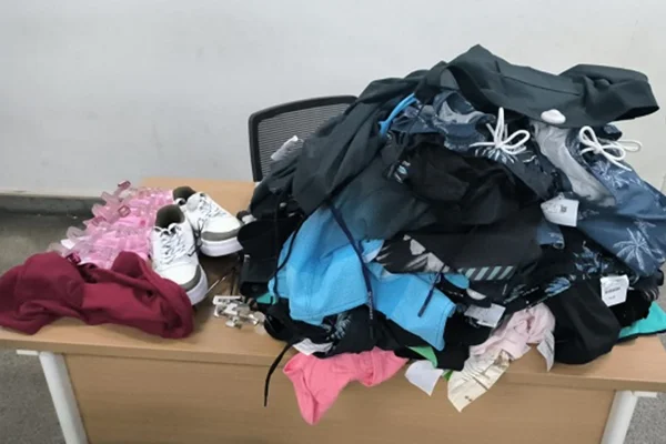 Roupas furtadas por dupla em shoppings do DF