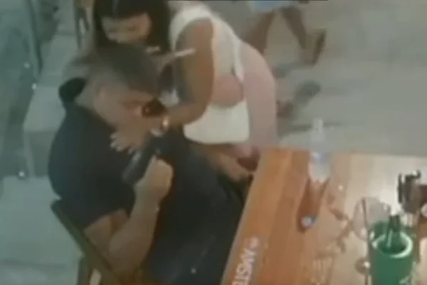 Foto de policial penal atirando para cima dentro de um bar em Alagoas