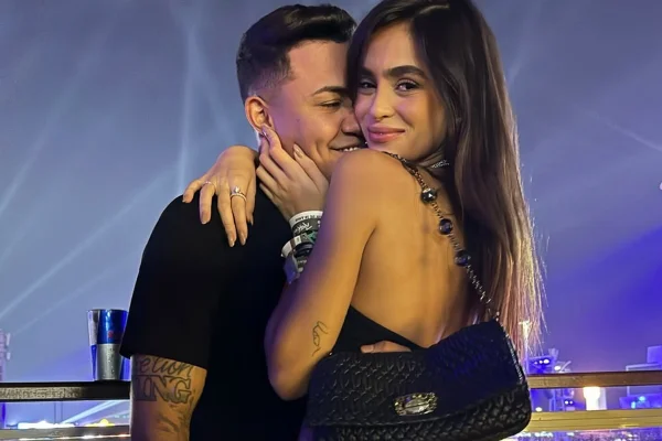 Lara Prado e Felipe Araújo posam juntos e sorridentes para as redes sociais - Metrópoles