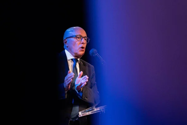 Imagem colorida mostra presidente do partido Os Republicanos, da França - Metrópoles