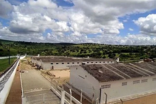 Ex-vereador é preso tentando jogar drogas e celulares dentro de presídio