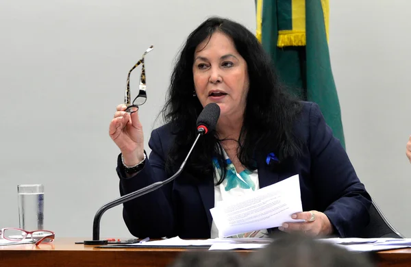 Política rouba a cena em dia de Copom e juros disparam