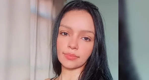 Imagem mostra mulher jovem de cabelos pretos e compridos - Metrópoles