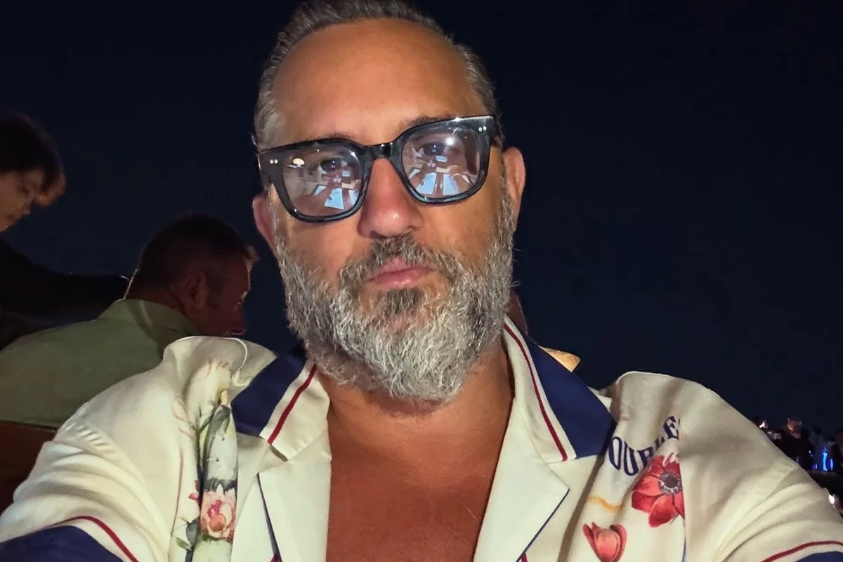 Yakir Levi faz selfie para as redes sociais Yakir Levi faz selfie para as redes sociais