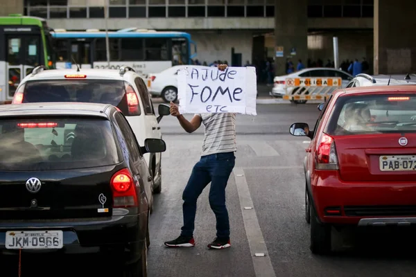 homem segura placa que diz "ajude fome"