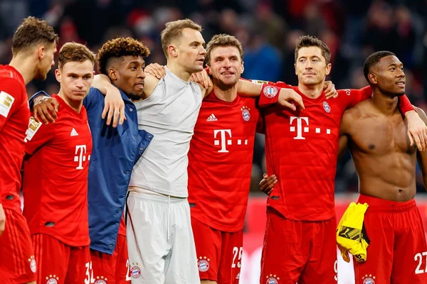 Jogadores do Bayern de Munique abraçados