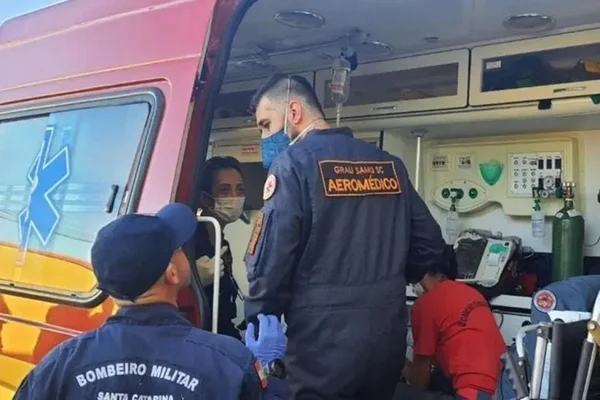 Imagem do dia do acidente, quando os bombeiros socorreram a vítima que sufocou com um apito em SC