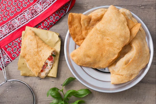 prato com pizzas fritas de nápoles