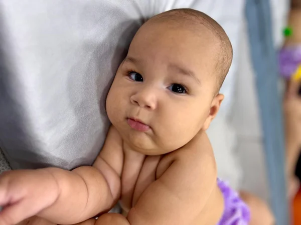 Sarah poderia ter sido diagnosticada com AME tipo 1 nos primeiros dias de vida se tivesse acesso ao teste do pezinho ampliado
