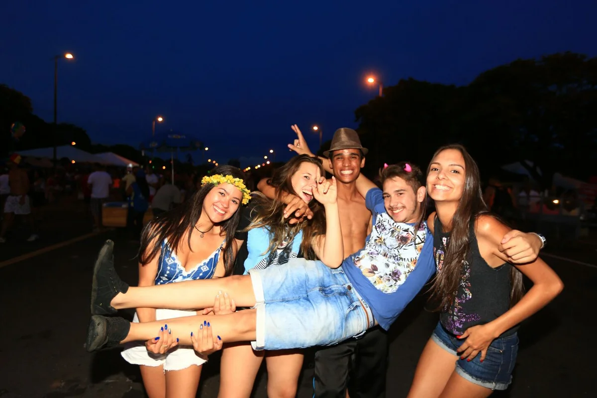 Foliões tomam as ruas de Brasília no segundo dia de carnaval - imagem 13 Foliões tomam as ruas de Brasília no segundo dia de carnaval - imagem 13