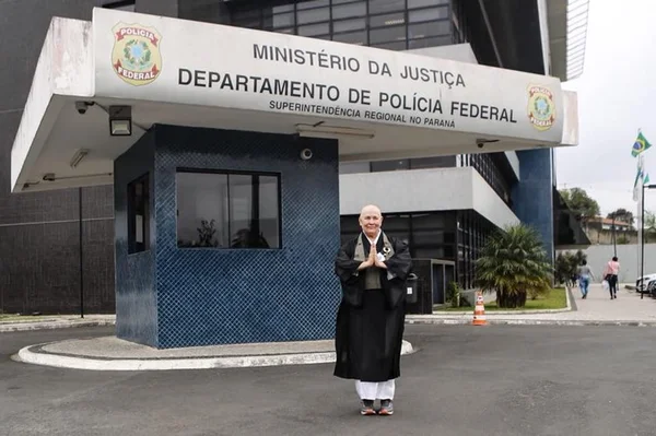 Monja Coen visita Lula na Superintendência da Polícia Federal