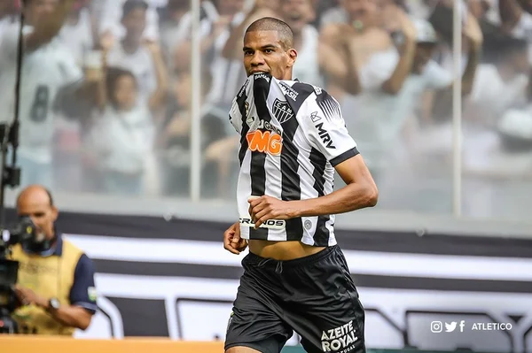 Atlético-MG decide no primeiro tempo e bate o Santos