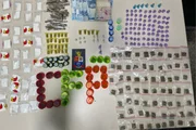 Segundo a PM, o homem foi encontrado usando as mesmas roupas da primeira detenção e voltou a ser abordado no mesmo local por tráfico Segundo a PM, o homem foi encontrado usando as mesmas roupas da primeira detenção e voltou a ser abordado no mesmo local por tráfico