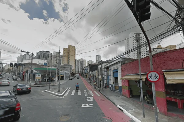 Imagem colorida da Rua da Glória, no Centro de SP. A foto ilustra o local do acidente - Metrópoles