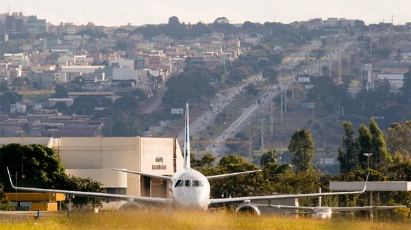 Erro de digitação quase provocou a colisão entre dois aviões comerciais no Aeroporto de Brasília. Ouça aúdio