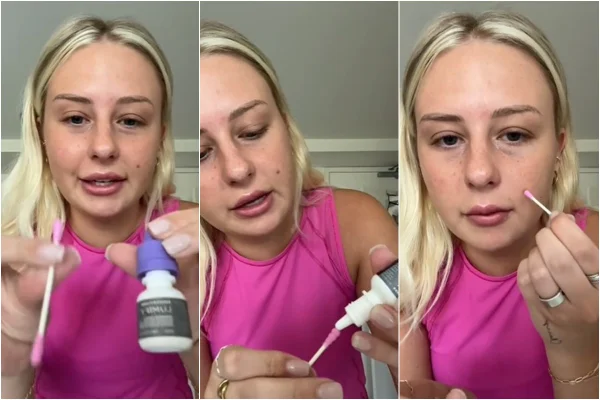 Jovem loira de blusa rosa segurando colírio na mão esquerda e cotonete na mão direita - Metrópoles