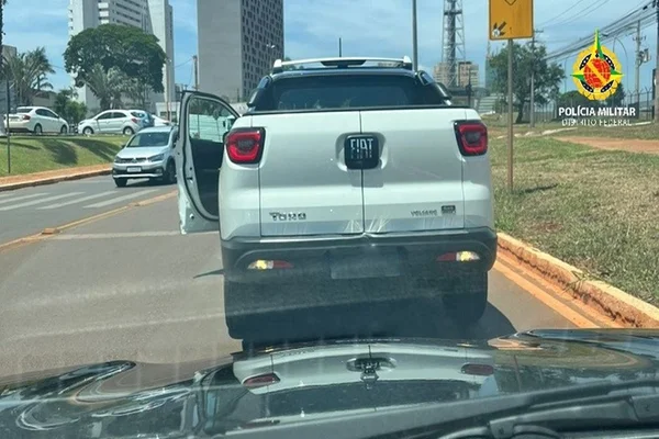 DF: motorista bate o carro de propósito e xinga jovem de “vagabunda”