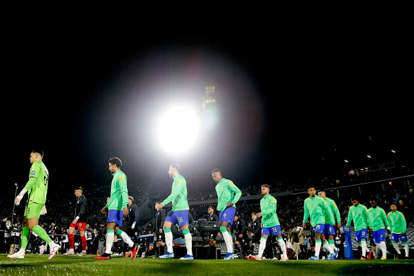 Jogadores da Seleção entrando em campo - Metrópoles