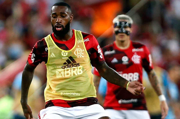 Gerson e Varela , do Flamengo, contra o Grêmio - Metrópoles