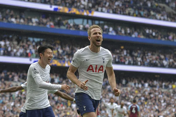 Kane comemora gol pelo Tottenham