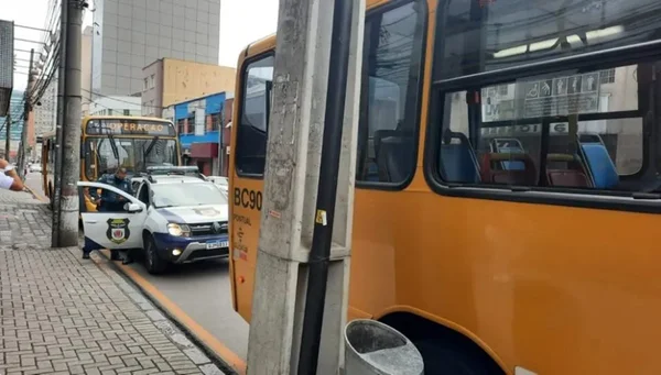 Homem rende passageiros e motorista em assalto a ônibus de Curitiba