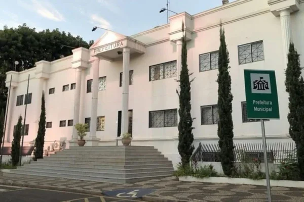 Imagem colorida mostra sede da Prefeitura de Bebedouro, no interior de São Paulo - Metrópoles