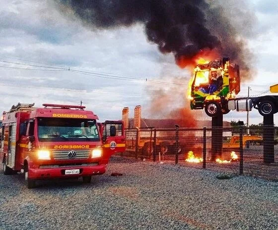 Carreta utilizada para propaganda pega fogo em Pato de Minas