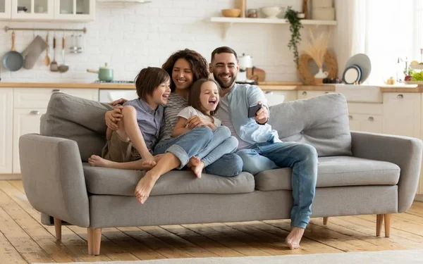 Família feliz sentada no sofá