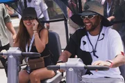 Bruna Biancardi e Neymar andam de carro elétrico pela Disney Bruna Biancardi e Neymar andam de carro elétrico pela Disney
