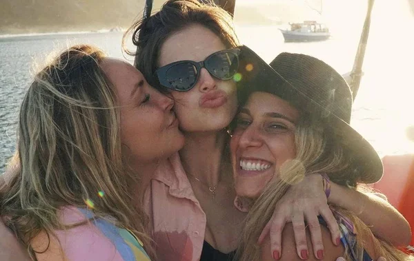 Agatha Moreira curte fim de ano com amigos em Fernando de Noronha