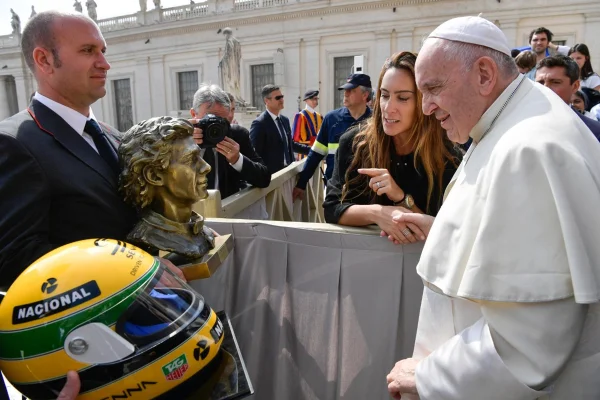 Foto colorida de papa Francisco e ayrton senna - metrópoles