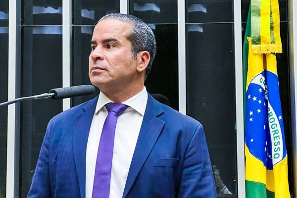Fotografia colorida de homem de terno em púlpito