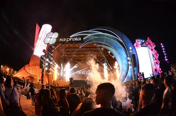 Na Praia: Kaskade e Armin Van Buuren tocam no festival em setembro