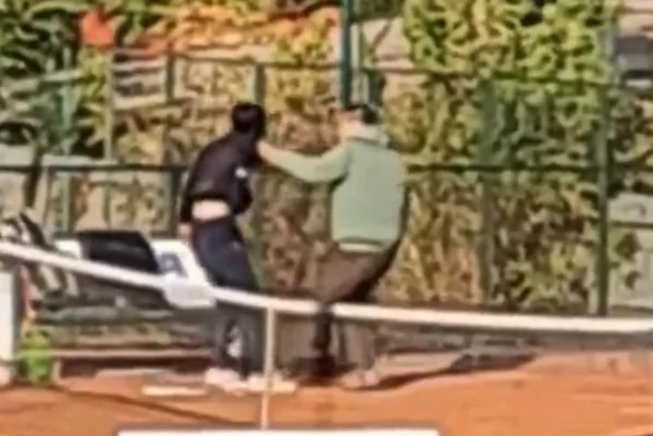 Pai agride filha em quadra de tênis