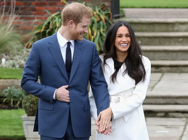 Vaza foto antiga de Meghan Markle em frente ao Palácio de Buckingham