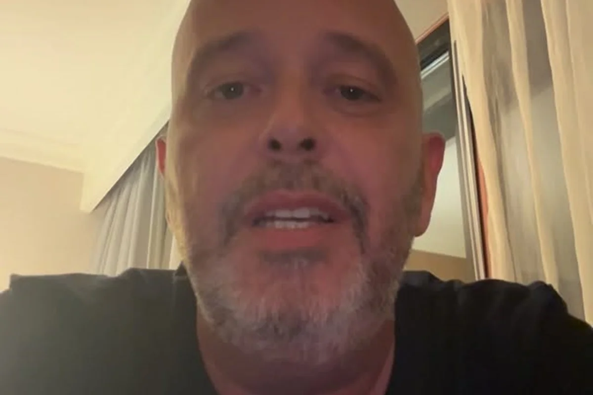 Após alta, Alex Escobar volta as redes, atualiza quadro e manda recado aos fãs Após alta, Alex Escobar volta as redes, atualiza quadro e manda recado aos fãs