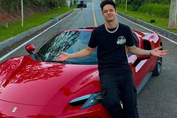 Influencer Enaldinho se pronuncia após beijo com adolescente de 16 anos - destaque galeria Influencer Enaldinho se pronuncia após beijo com adolescente de 16 anos - destaque galeria