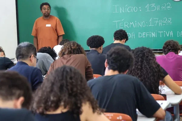 A primeira fase da Fuvest, vestibular para ingressar na USP, acontece neste domingo (23/11). Mais de 100 mil pessoas vão fazer a prova - Metrópoles