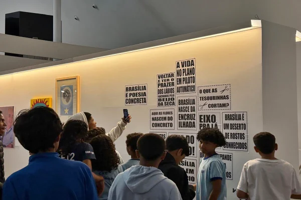 alunos do CEF 2 Paranoá na mostra Utopias em construção
