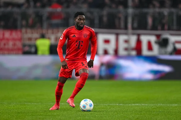 Foto colorida de Alphonso Davies, lateral do Bayern de Munique - Metrópoles
